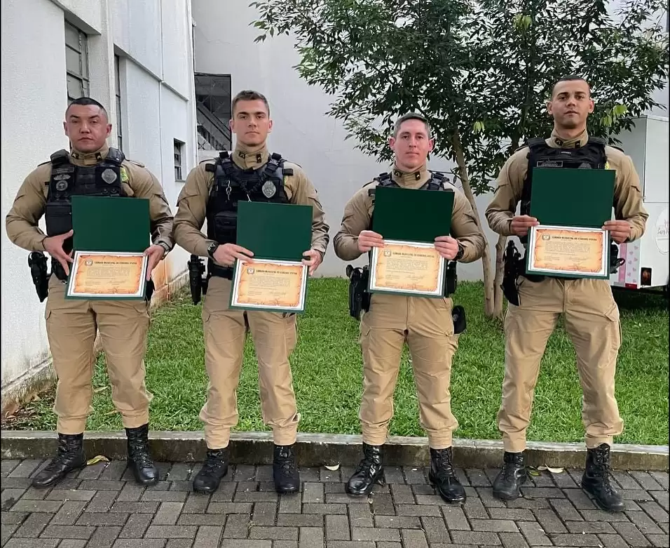 Câmara de Coronel Vivida entrega moções de aplauso a Policiais Militares pelo salvamento de Recém-Nascido