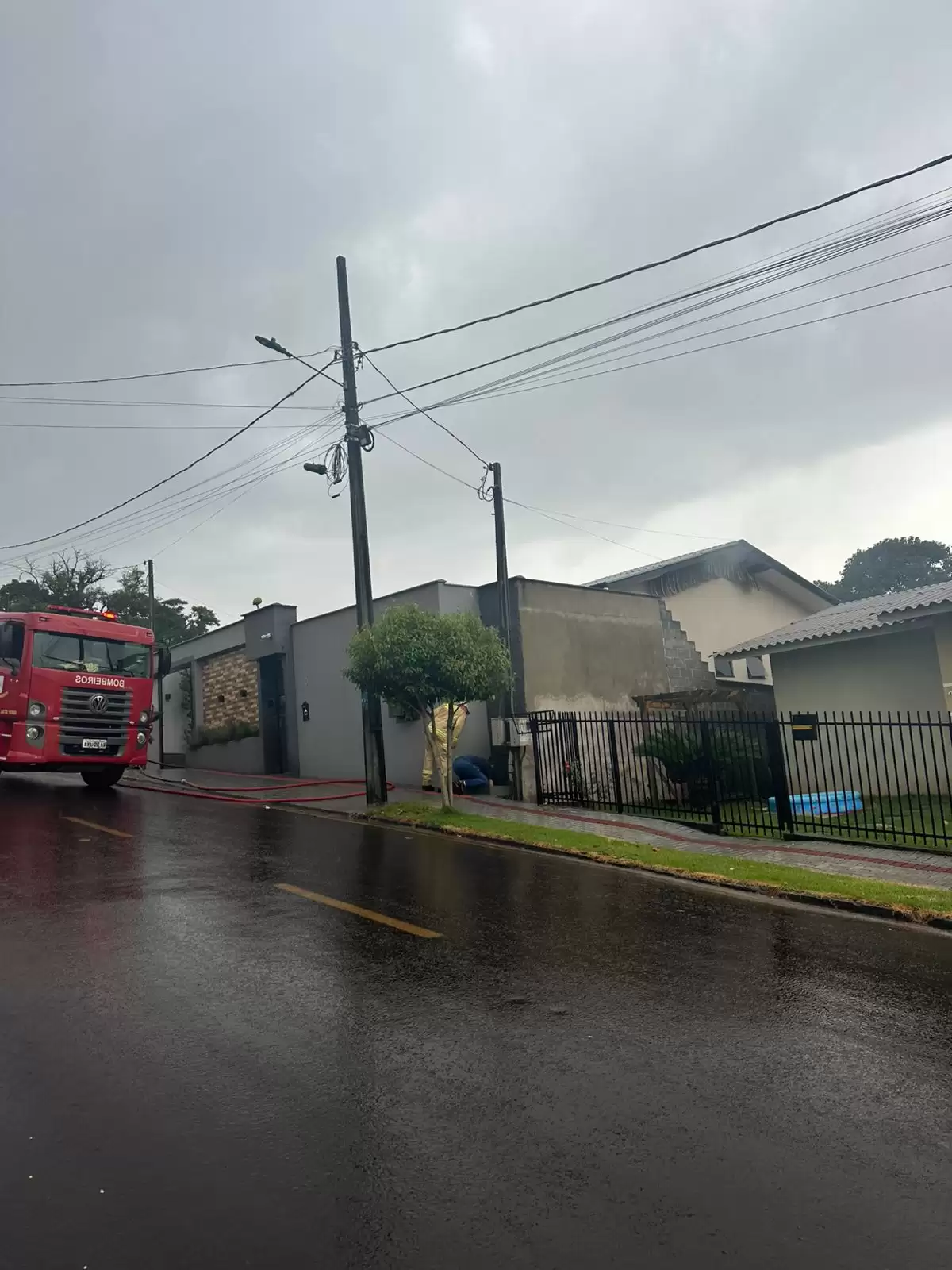 Bombeiros de Coronel Vivida controlam princípio de incêndio no bairro Madalozzo