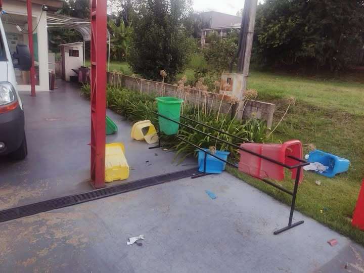 Diversas lixeiras são quebradas na sede do SAMU em Coronel Vivida
