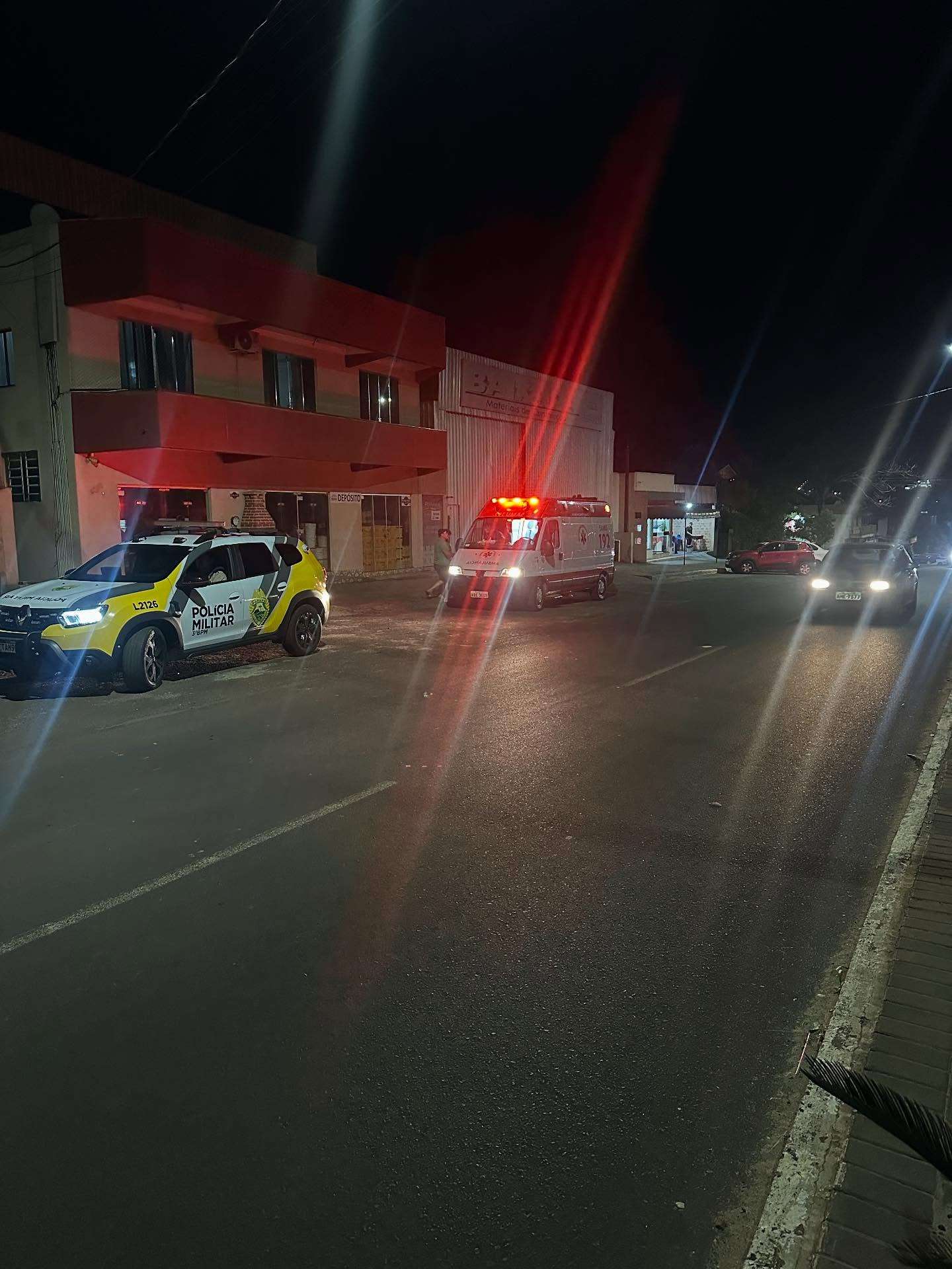 Motorista passa mal ao volante e sobe em canteiro na Baixada