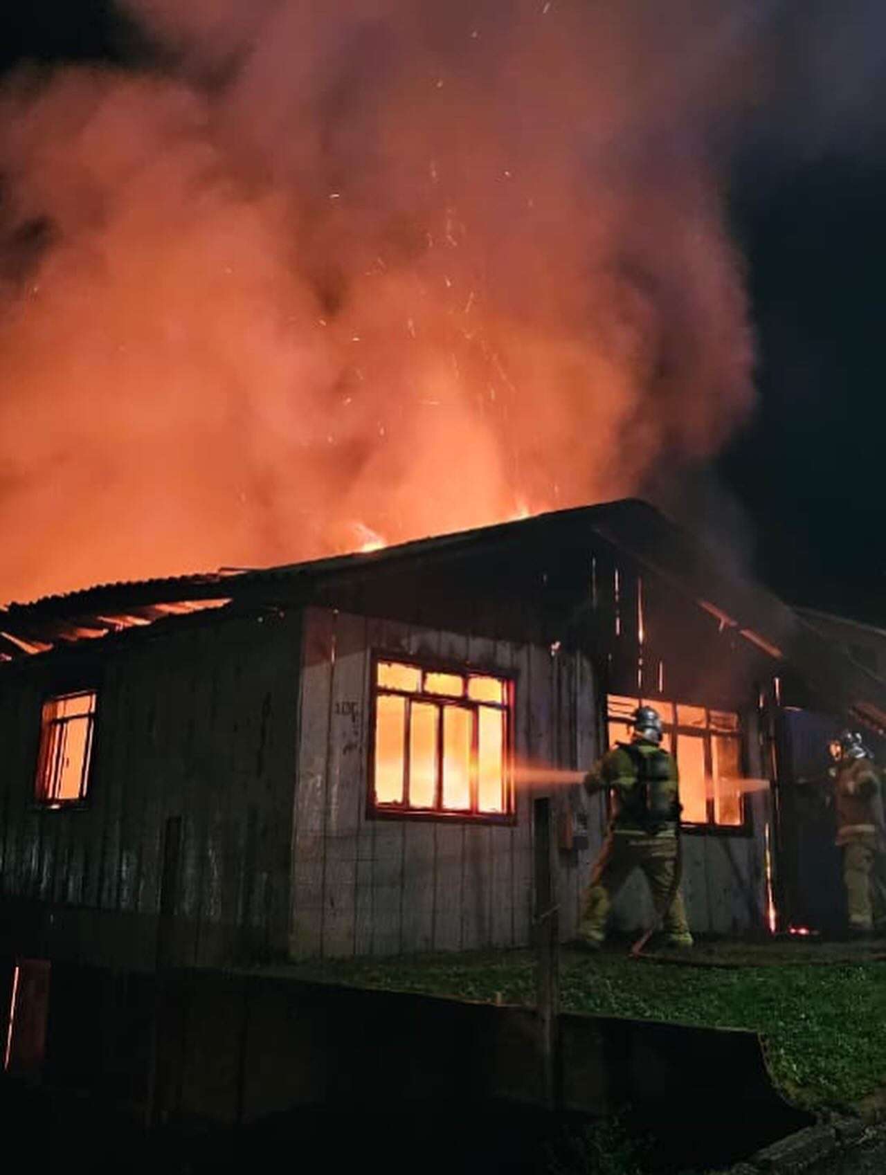 Incêndio destrói casa de madeira no bairro Madalozzo, em Coronel Vivida