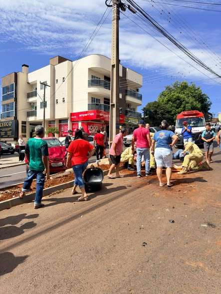 Colisão entre carro e motocicleta deixa dois feridos em Coronel Vivida